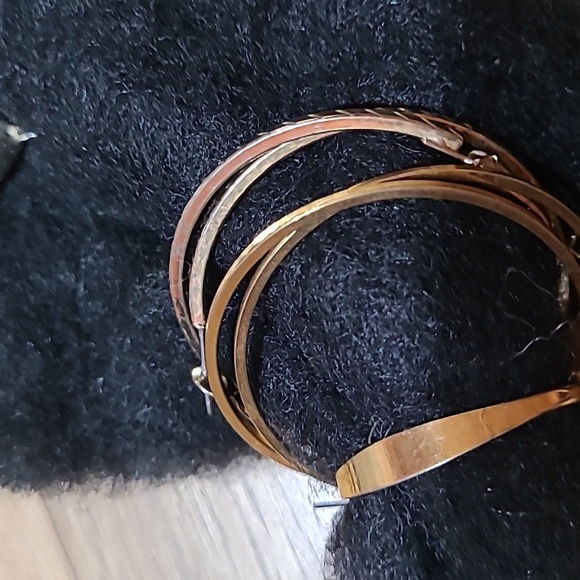 5 sets of Hoop Earings. Assorted silver and gold hoop earrings - Picture 2 of 3